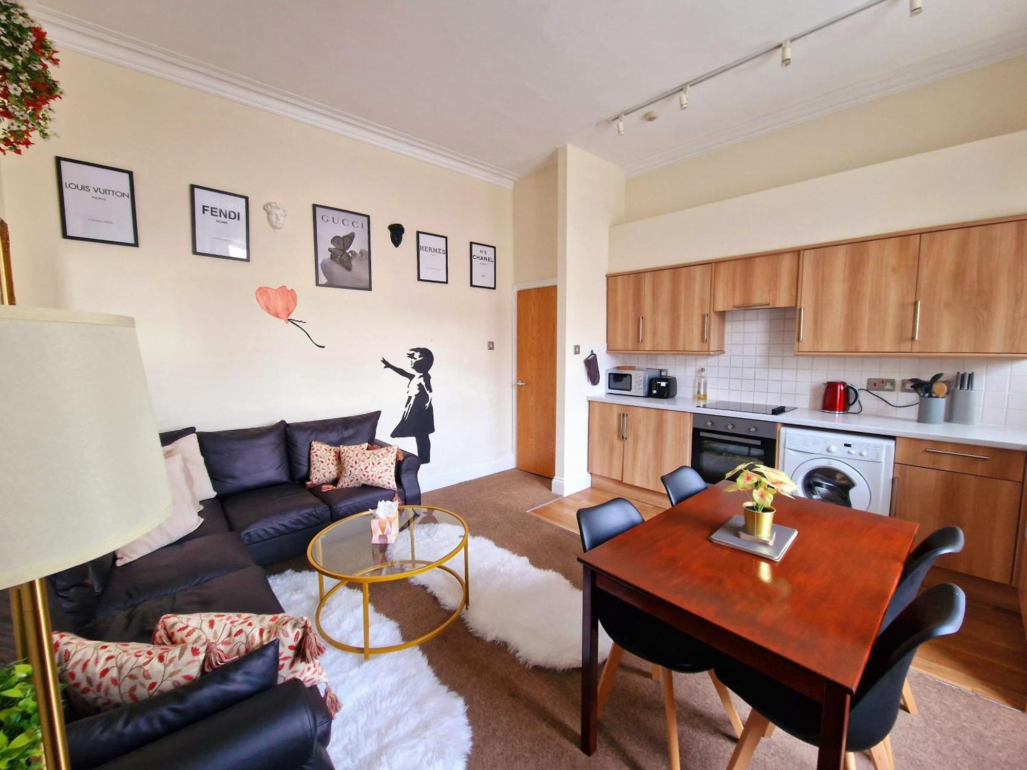 Clifton Nr Centre, Georgian Period Flat, Permit Parking X1, Garden * Bristol